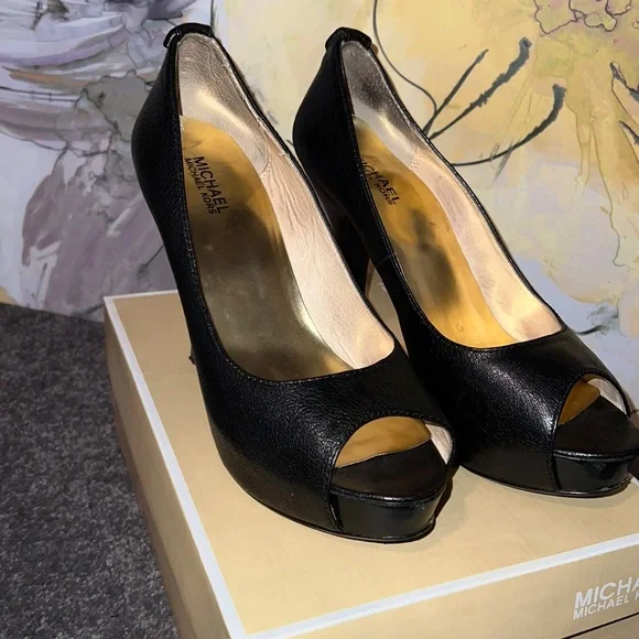 🔥🔥🔥MICHAEL KORS HEELS 👠 - Picture 1 of 9